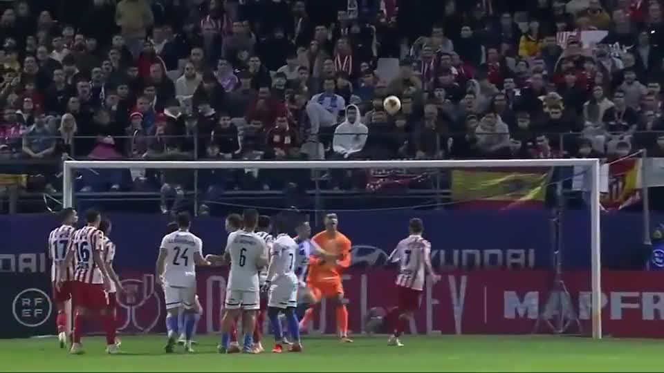 库尼亚赛后向老东家狼队球迷鼓掌致谢