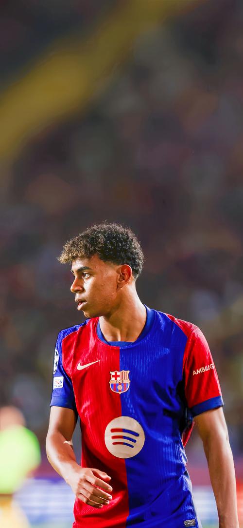 特伦斯·克劳福德因拒缴WBC制裁费被剥夺拳王头衔，引发争议，拳迷对其立场分化，争议持续。