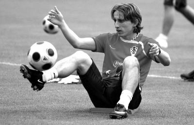 泪目，若塔遗孀被邀请到葡萄牙超级杯现场，全场球迷起立致意